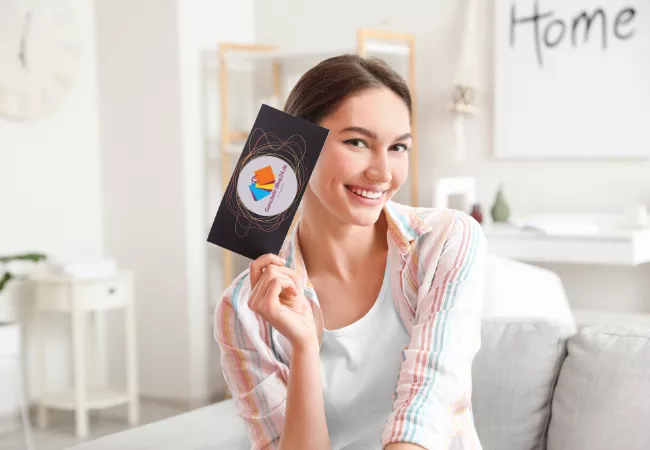 Junge Frau hält Gutschein in der Hand